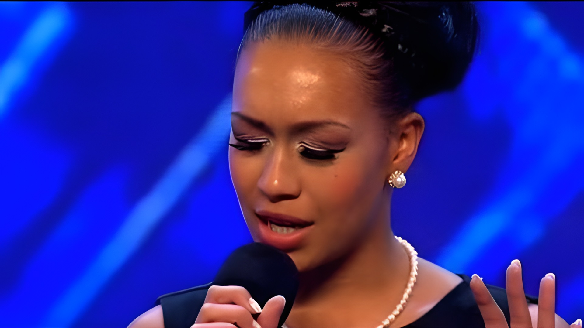 Shy Law Student Steps On Stage—When She Sings, Simon Cowell Is Speechless!