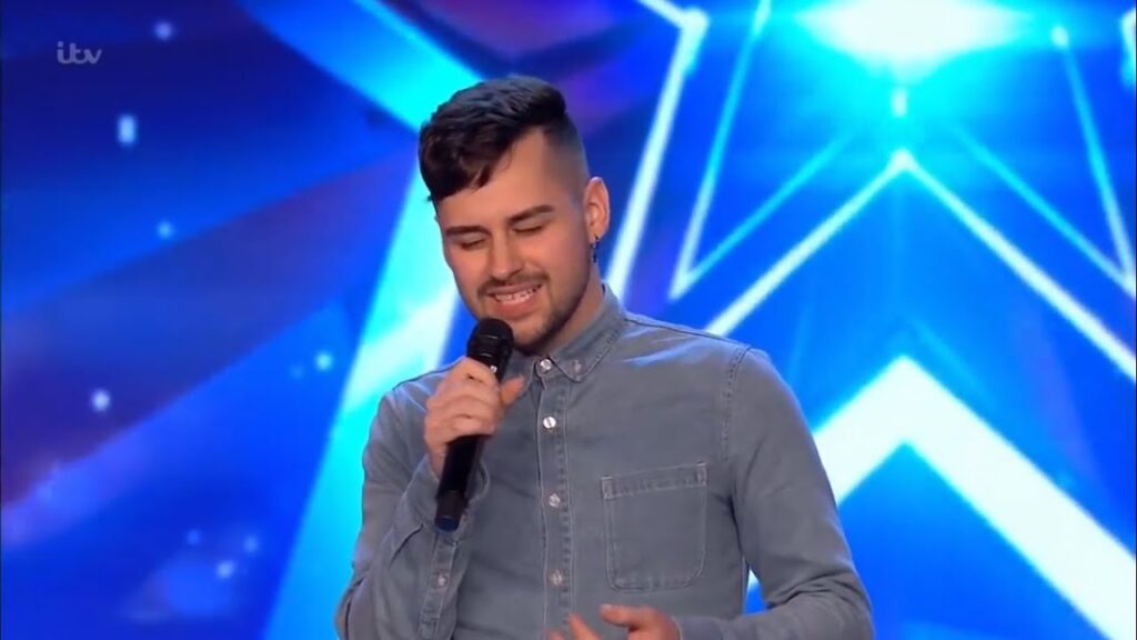 Theatre Bar Worker Steps Onto Stage to Deliver Mind-Blowing Vocal Performance