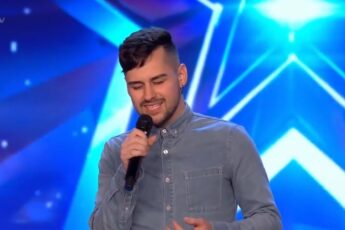 Theatre Bar Worker Steps Onto Stage to Deliver Mind-Blowing Vocal Performance Theatre Bar Worker Steps Onto Stage to Deliver Mind-Blowing Vocal Performance