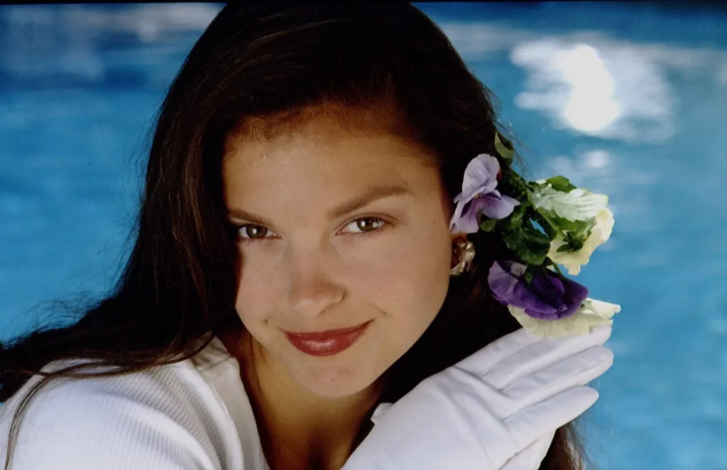 Ashley Judd, a 58-year-old Hollywood star, embraces her natural wrinkles and gray hair. Check out how she looks today!