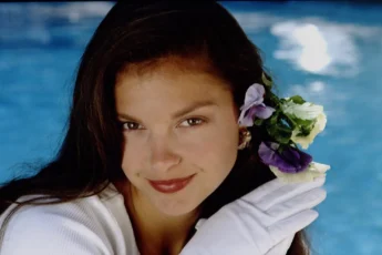 Ashley Judd, a 58-year-old Hollywood star, embraces her natural wrinkles and gray hair. Check out how she looks today! Ashley Judd, a 58-year-old Hollywood star, embraces her natural wrinkles and gray hair. Check out how she looks today!